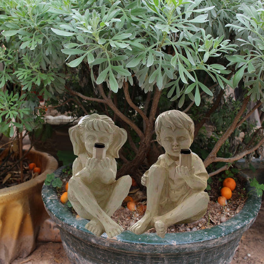 Kinder Mit Solar-Glühwürmchen Gartenstatuen
